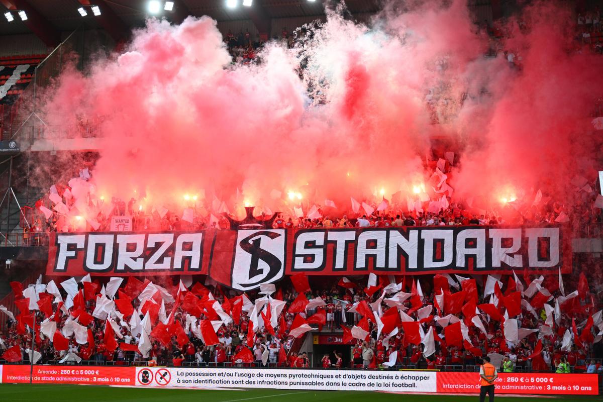 Haos total la derby » Ultrașii au capturat un steag al rivalilor și a ieșit o bătaie ca-n filme la care au participat și jucătorii ambelor echipe!