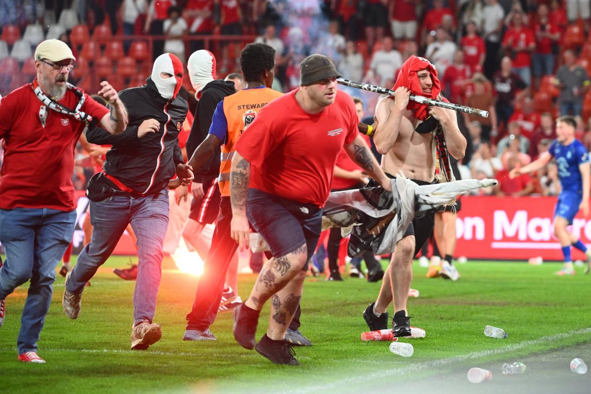 Încăierare generală în Belgia, Standard Liege - Charleroi