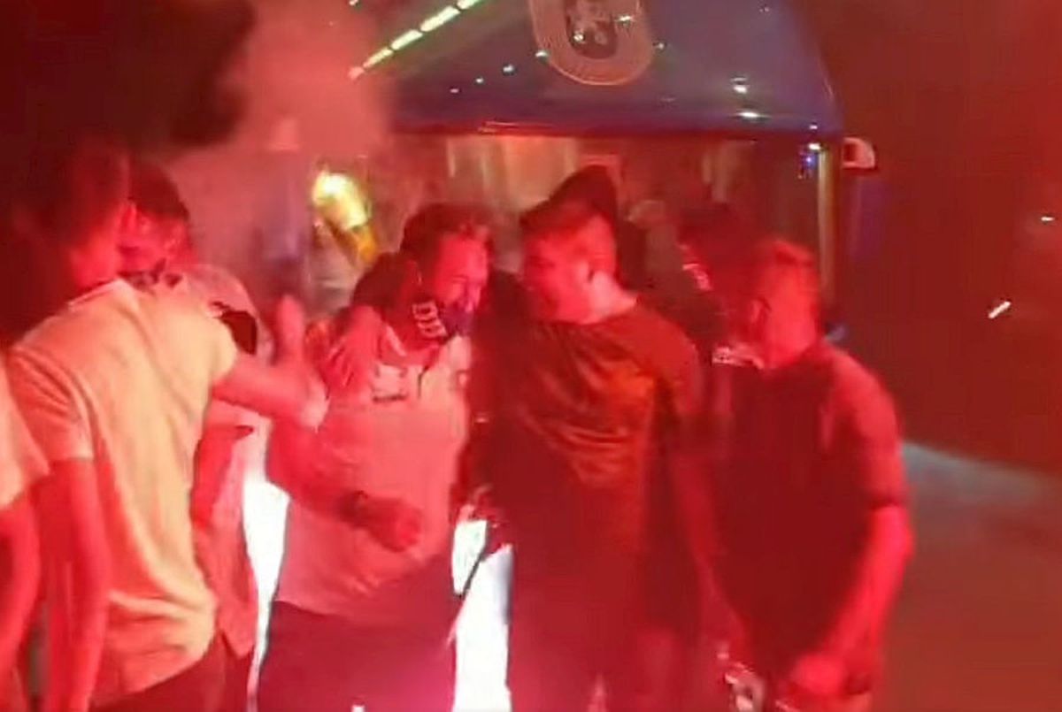 VIDEO Craiova s-a sabotat singură! LPF s-a autosesizat după ce jucătorii au coborât să petreacă alături de fani! Vezi imaginile incriminate