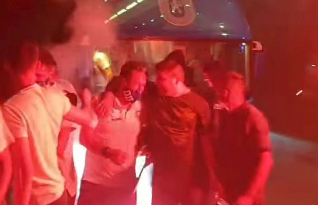 VIDEO Craiova s-a sabotat singură! LPF s-a autosesizat după ce jucătorii au coborât să petreacă alături de fani! Vezi imaginile incriminate