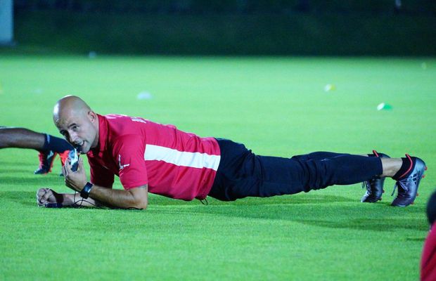 Haz de necaz » Un fost campion cu Dinamo îi mulțumește ironic unui portar olandez celebru: „Mi l-a trimis pe cap pe Lobonț” + de ce voia Prunea să-și ardă mănușile