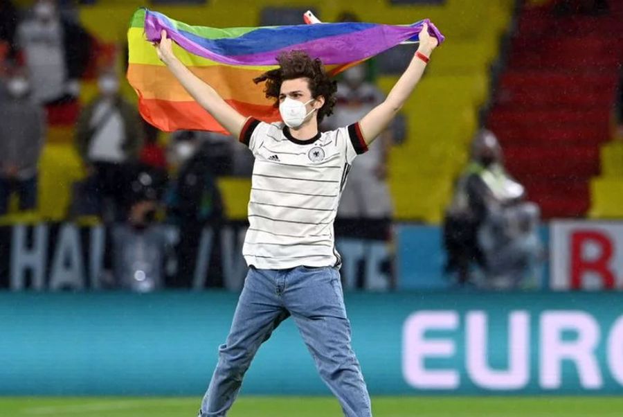 Germania s-a aprins în culorile LGBT! Imagini surprinse în timpul meciului cu Ungaria