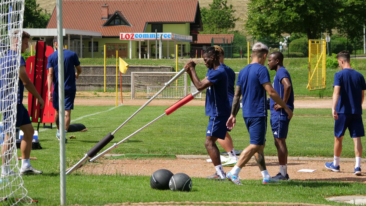 Antrenament spartan în cantonamentul lui FCU Craiova 1948! Imaginile surprinse de GSP în Slovenia