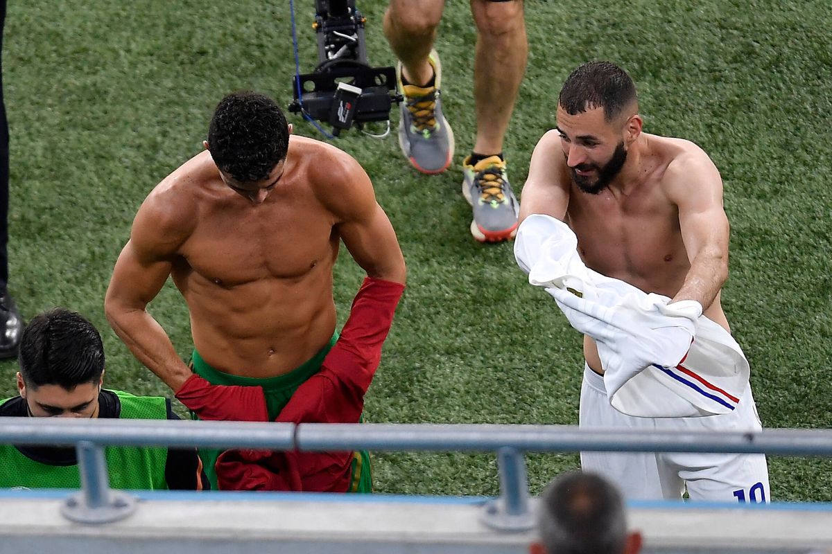 Cristiano Ronaldo, dezbrăcat de vedetele Franței! Cine a obținut tricoul portughezului