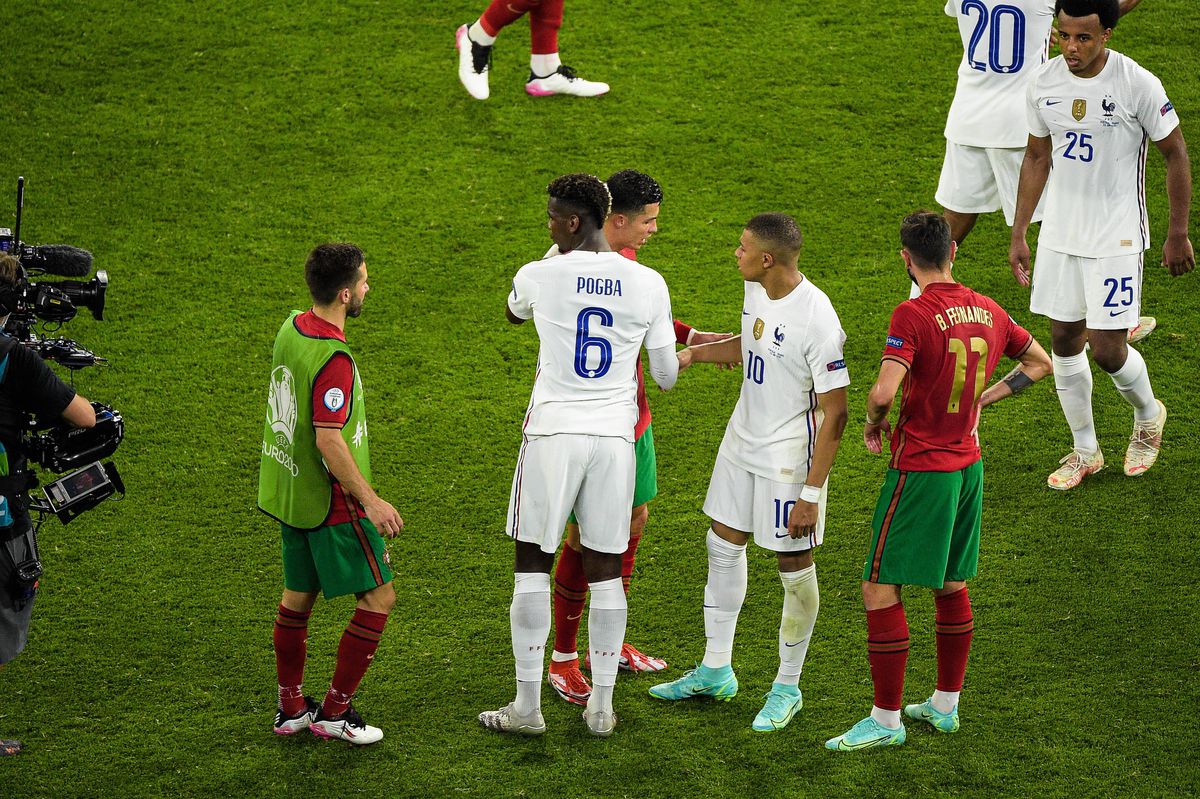 Cristiano Ronaldo, dezbrăcat de vedetele Franței! Cine a obținut tricoul portughezului