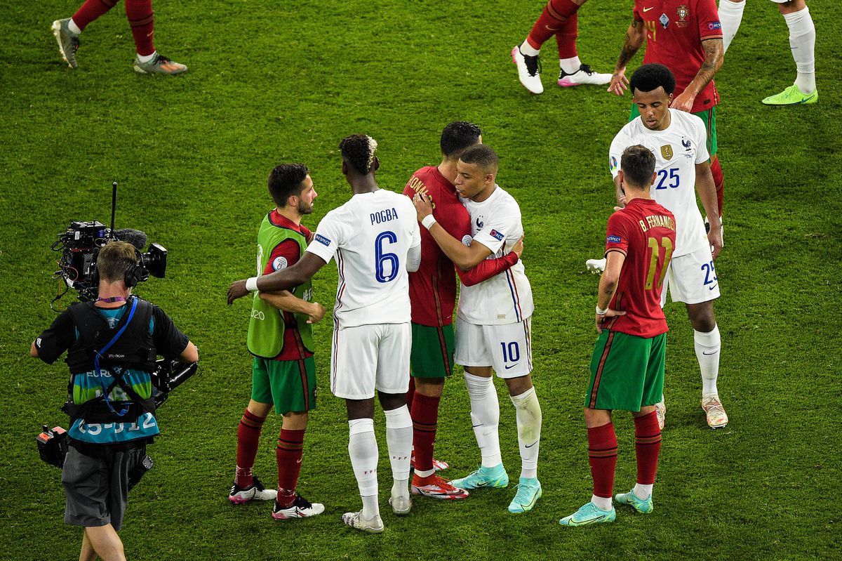 Cristiano Ronaldo, dezbrăcat de vedetele Franței! Cine a obținut tricoul portughezului