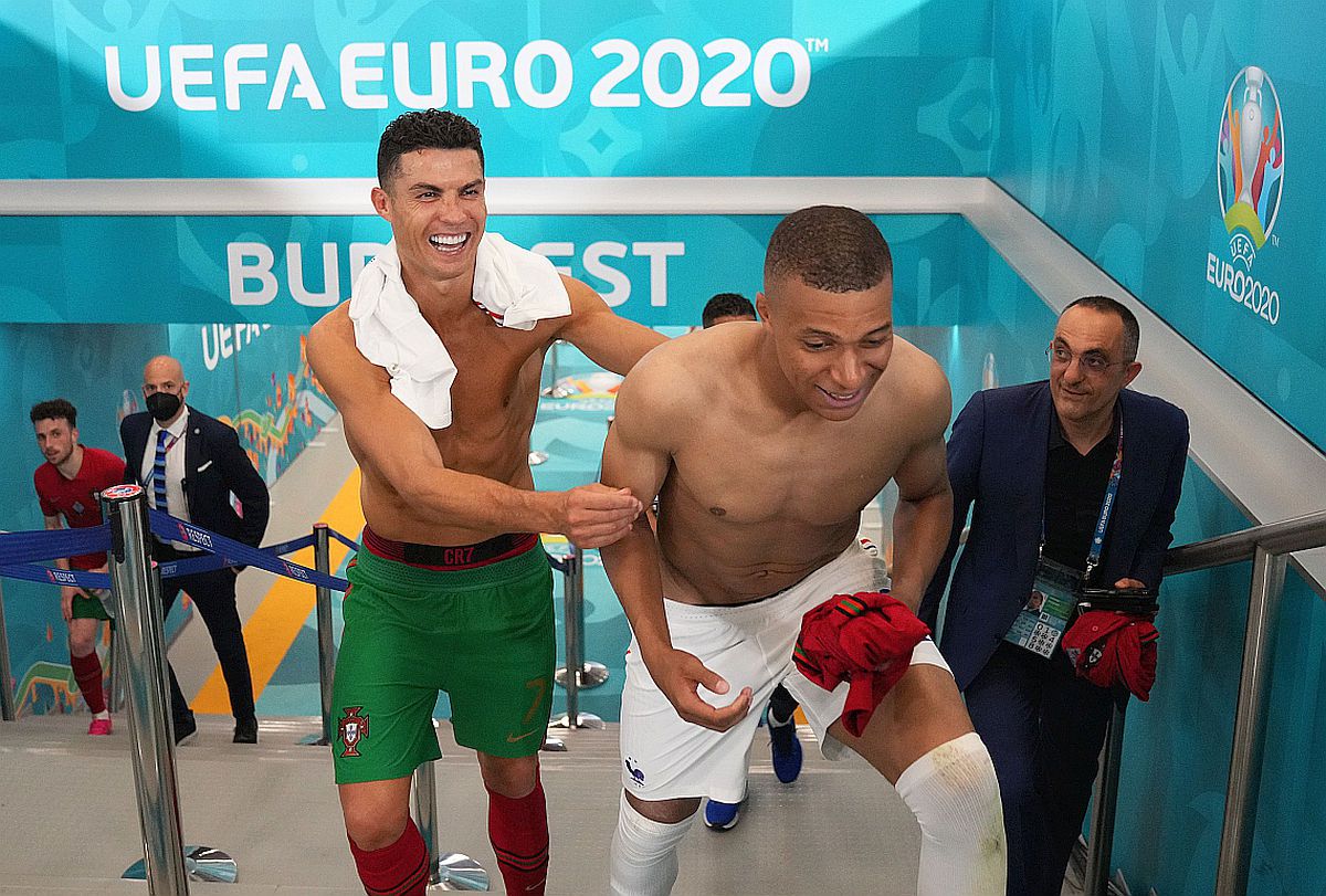 Cristiano Ronaldo, dezbrăcat de vedetele Franței! Cine a obținut tricoul portughezului