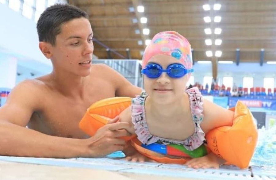 FOTO: Facebook Ioana Maria Moldovan Latura neștiută a sportivului momentului: „Mi-a dat una dintre cele mai frumoase lecții de viață. David Popovici rămâne în primul rând OM”