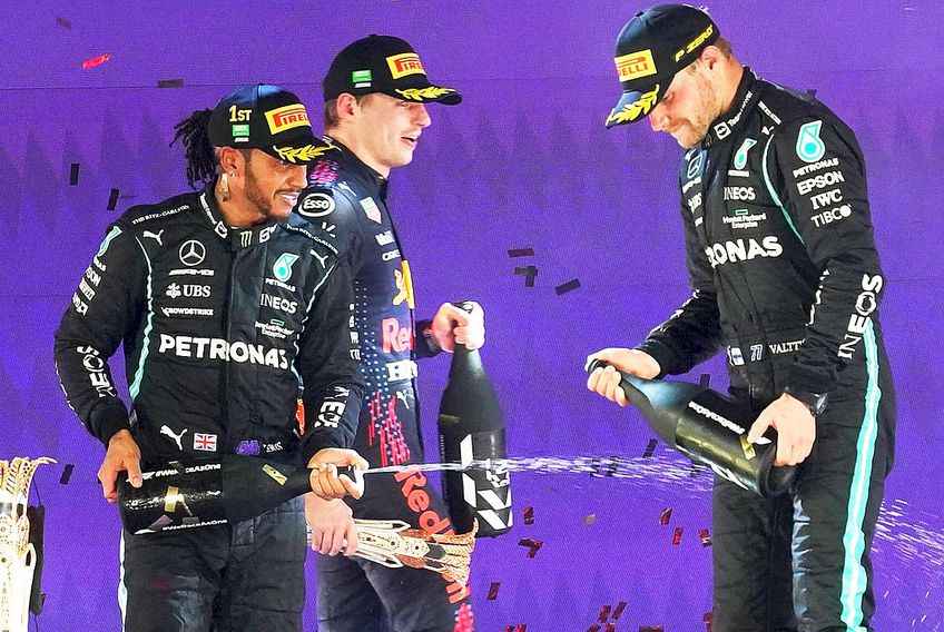 Bottas, stropit cu șampanie de Hamilton după o cursă în Arabia Saudită // foto: Imago Images