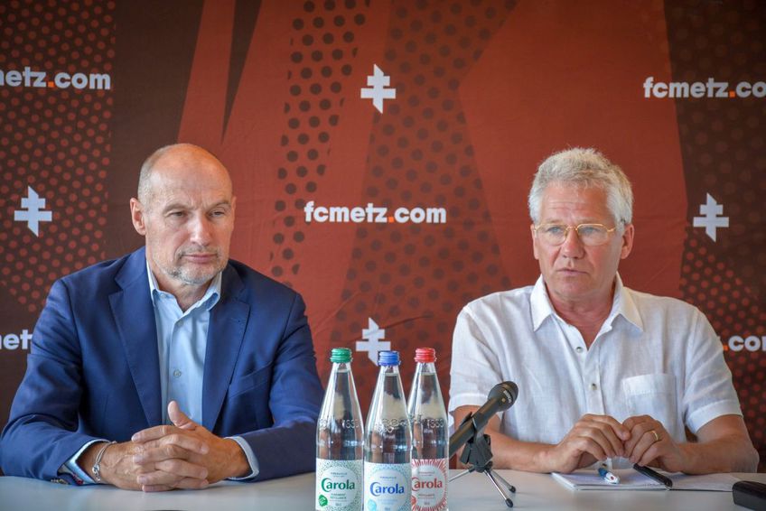 Bölöni, la conferința de astăzi, alături de directorul sportiv Dreossi // FOTO Twitter FC Metz