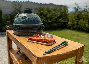 Bărbații adevărați gătesc cu grătarele ceramice Big Green Egg!