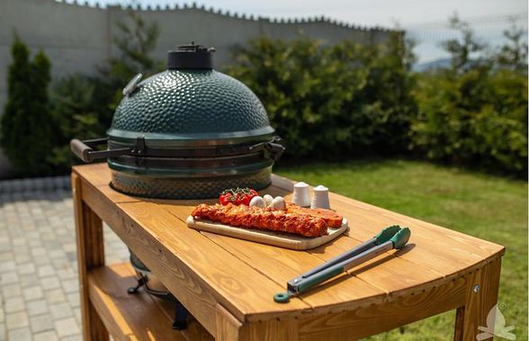 Bărbații adevărați gătesc cu grătarele ceramice Big Green Egg!