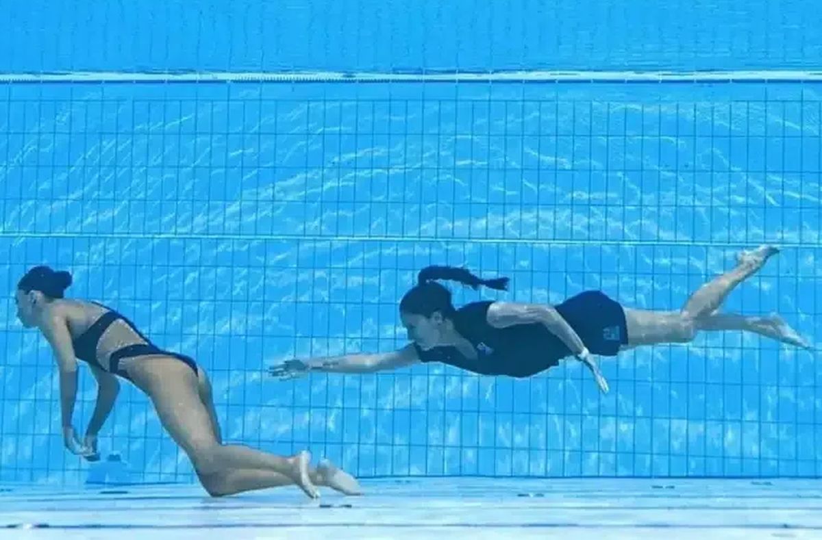 Motivul bizar pentru care salvamarii nu s-au aruncat în apă după sportiva leșinată la Mondiale: „E o restricție în regulament”