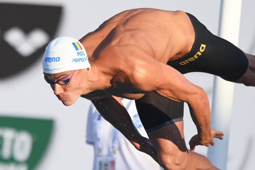 David Popovici (18 ani) a câștigat proba de 100 m liber la Sette Colli, Italia, cu un nou record al competiției. La final, i-a înmânat medalia de aur unui copil care a ieșit învingător din bătălia cu cancerul.