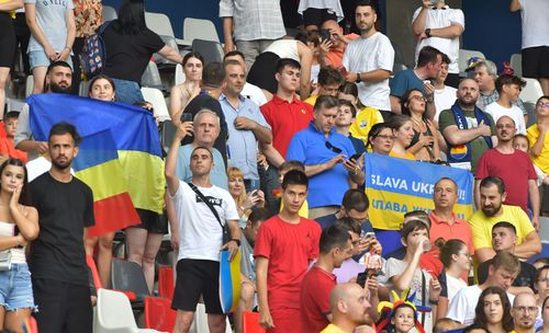 România U21 - Ucraina U21 » Confruntarea din grupa B de la Campionatul European de tineret a debutat cu un moment de fair-play din partea spectatorilor.