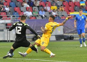 „Tricolorii” au cerut penalty în minutul 18 al duelului cu Ucraina U21 » Imaginea surprinsă de reporterul GSP lămurește faza + Ce i-a strigat Daniel Pancu lui Emil Săndoi