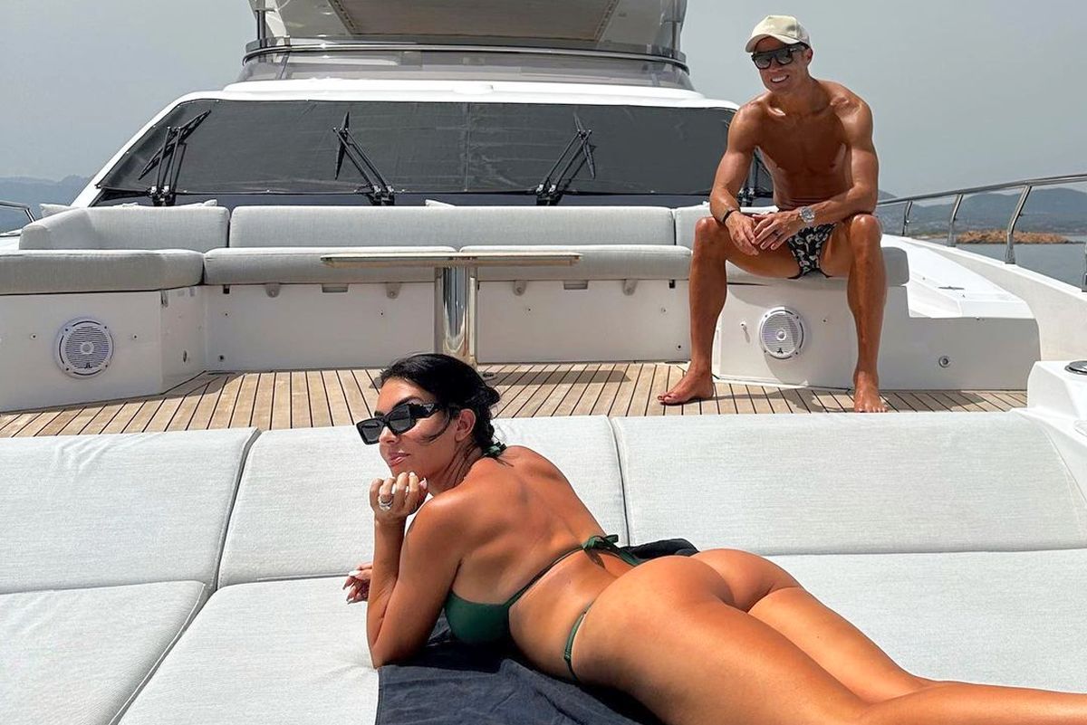 Iubita lui Cristiano Ronaldo, sexy pe iaht, în vacanța în Sardinia! Fanii i-au atras atenția: „Nu îți e rușine?”