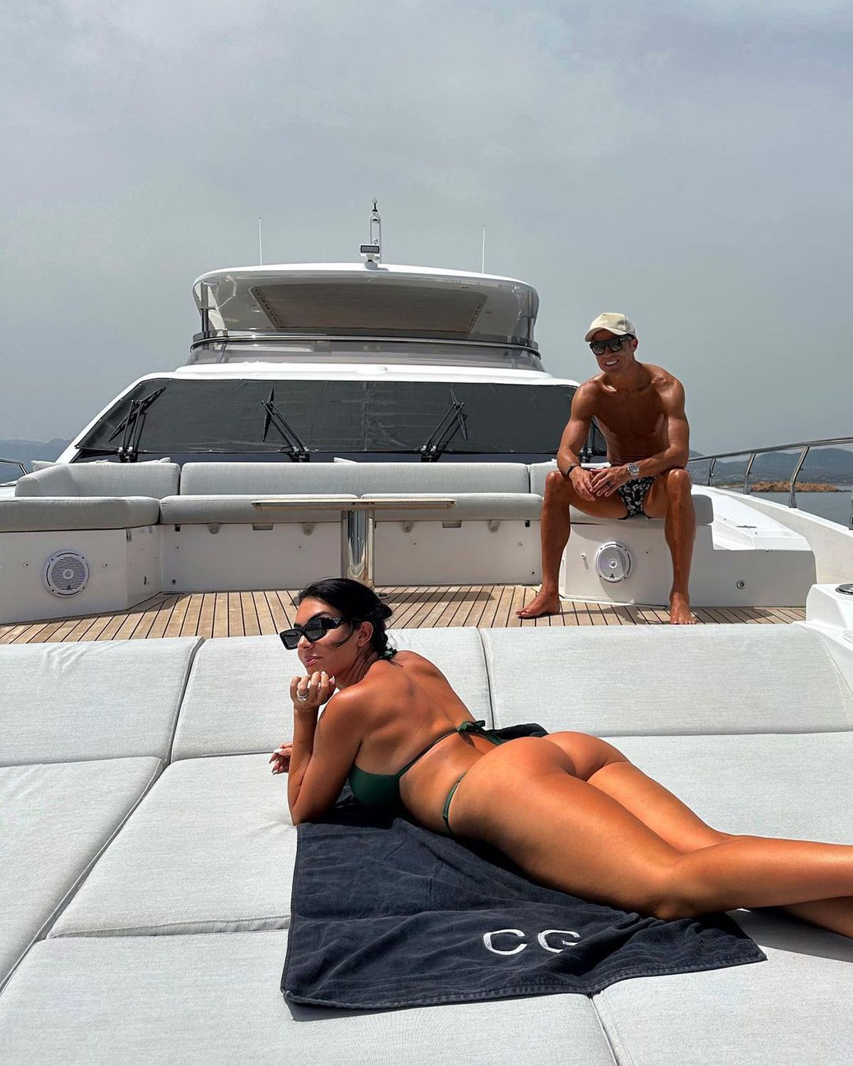 Iubita lui Cristiano Ronaldo, sexy pe iaht, în vacanța în Sardinia! Fanii i-au atras atenția: „Nu îți e rușine?”