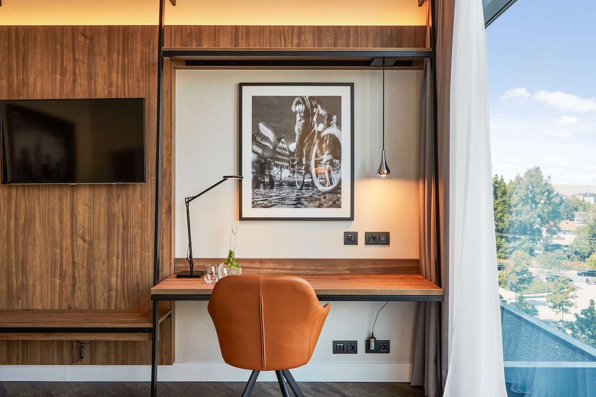 Amețitor! Un zgârie-nori găzduiește “tricolorii” înaintea decisivului cu Slovacia: a costat 110 milioane €