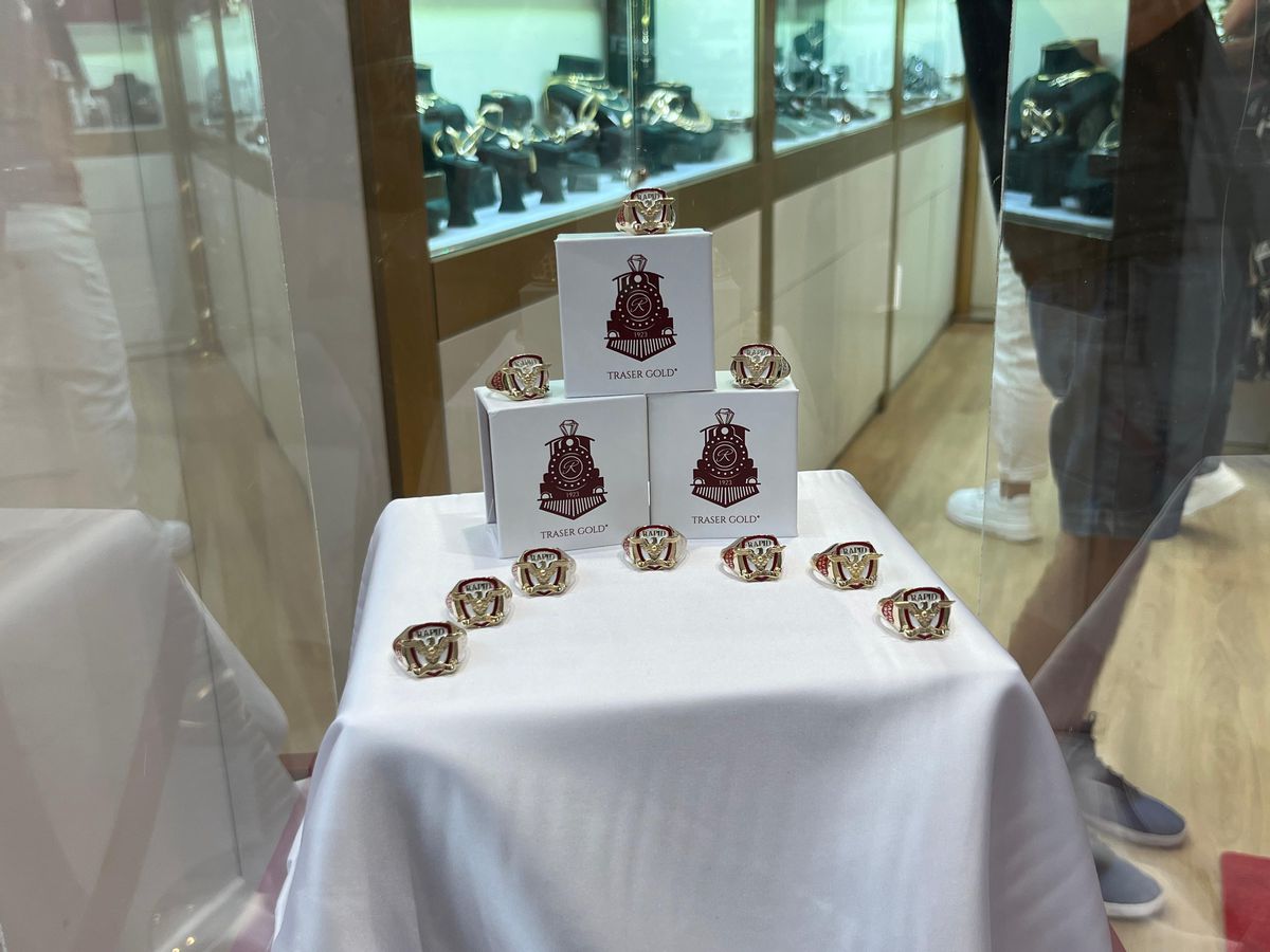 Rapid a lansat o serie de produse din aur cu o zi înainte de aniversarea clubului » Ce concurs au pregătit giuleștenii pentru fani