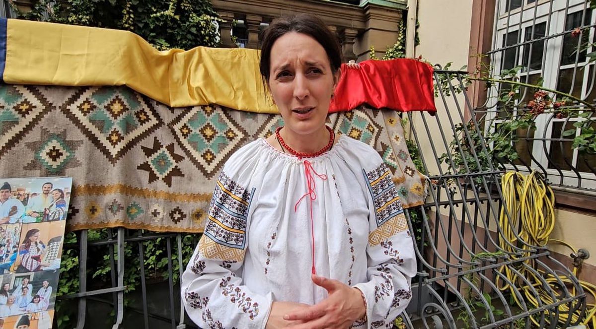Româncele din Frankfurt de ziua internațională a iei: „Suntem respectați, dar sunt și români care fură sau cerșesc”
