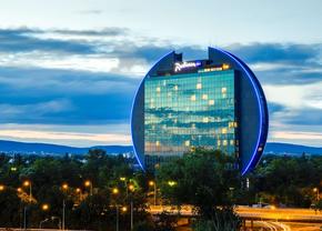 Amețitor! Un zgârie-nori găzduiește “tricolorii” înaintea decisivului cu Slovacia: a costat 110 milioane €