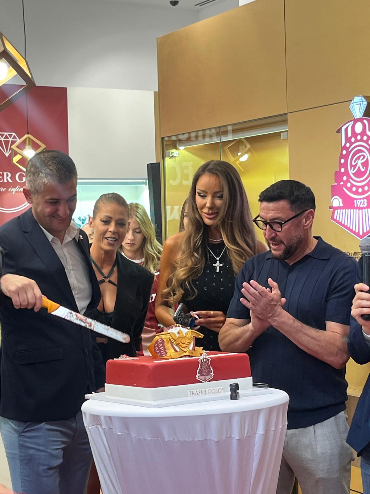 Rapid a lansat o serie de produse din aur cu o zi înainte de aniversarea clubului » Ce concurs au pregătit giuleștenii pentru fani