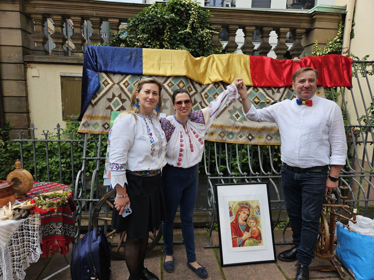 Româncele din Frankfurt de ziua internațională a iei: „Suntem respectați, dar sunt și români care fură sau cerșesc”