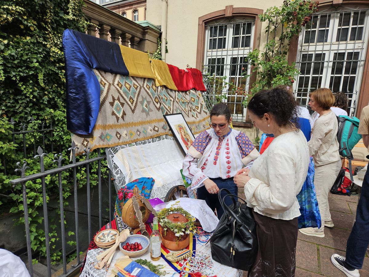 Româncele din Frankfurt de ziua internațională a iei: „Suntem respectați, dar sunt și români care fură sau cerșesc”