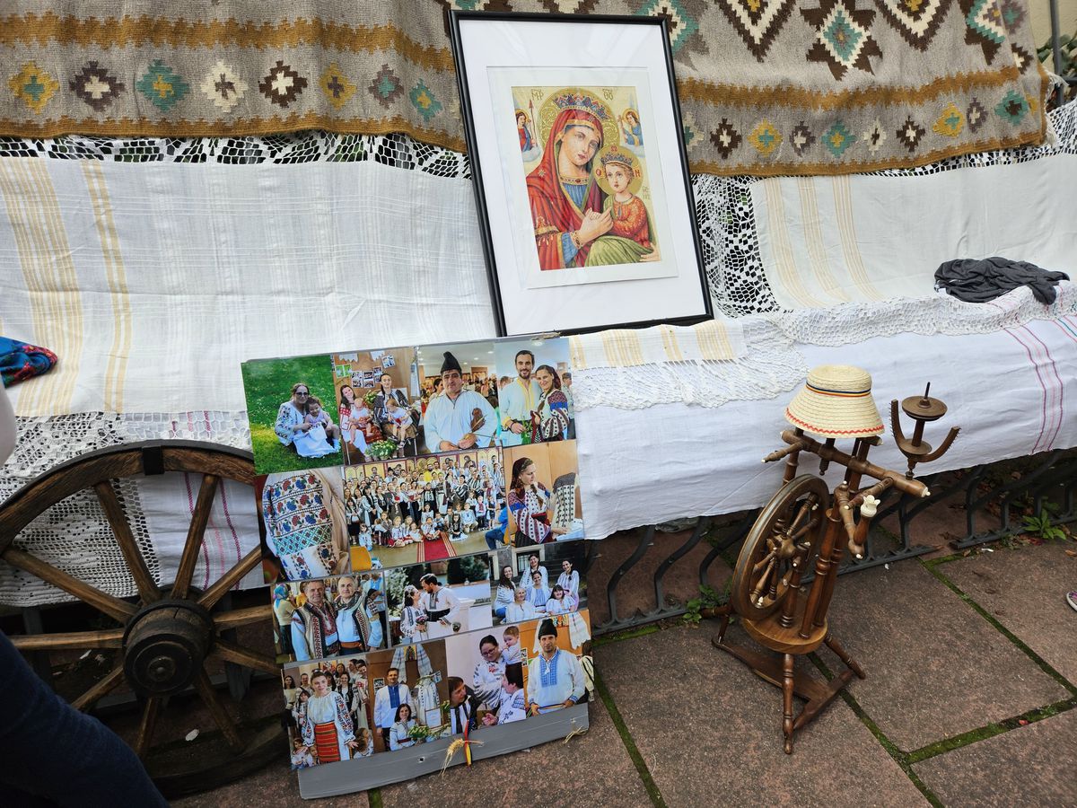 Româncele din Frankfurt de ziua internațională a iei: „Suntem respectați, dar sunt și români care fură sau cerșesc”