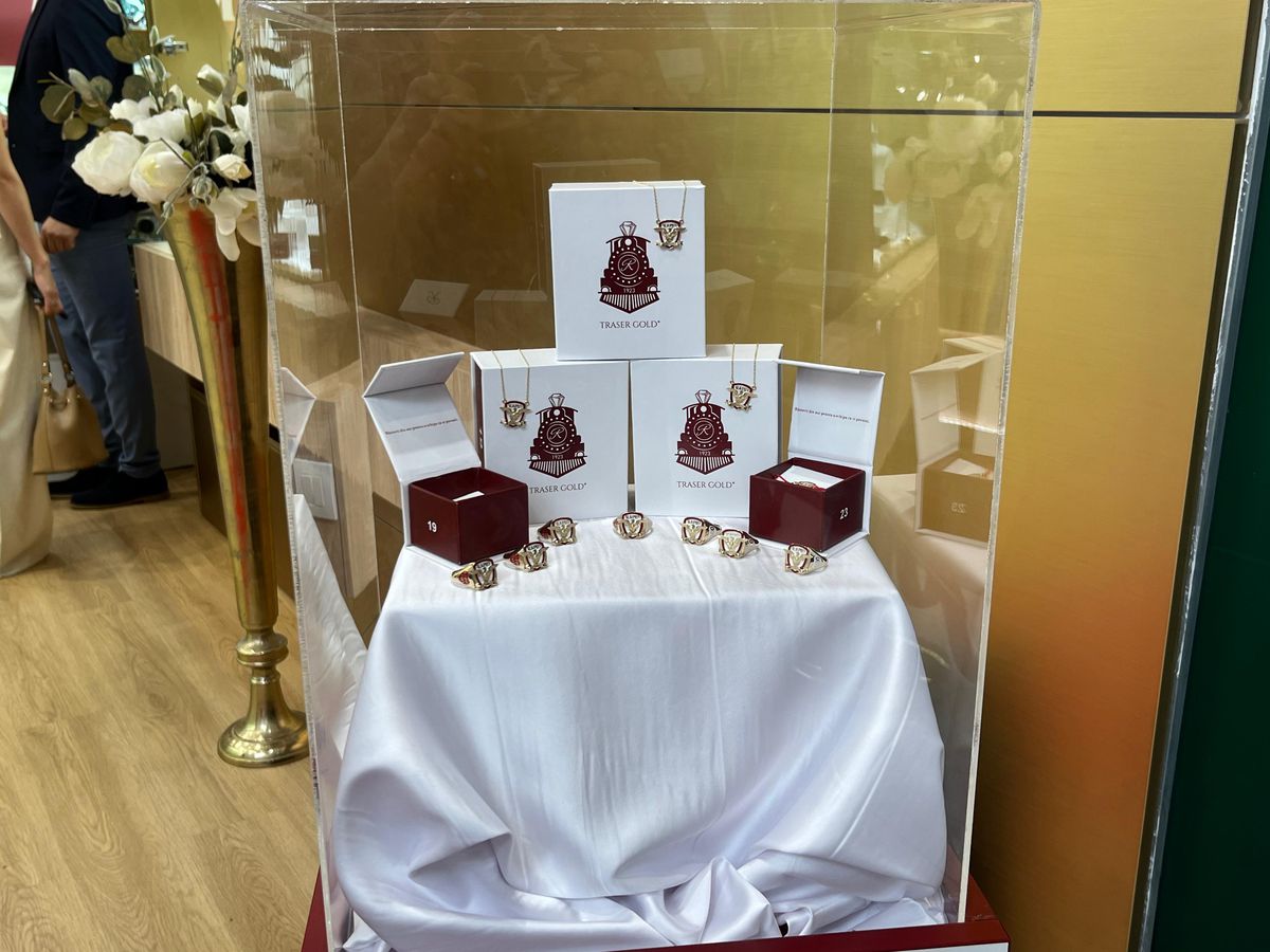 Rapid a lansat o serie de produse din aur cu o zi înainte de aniversarea clubului » Ce concurs au pregătit giuleștenii pentru fani