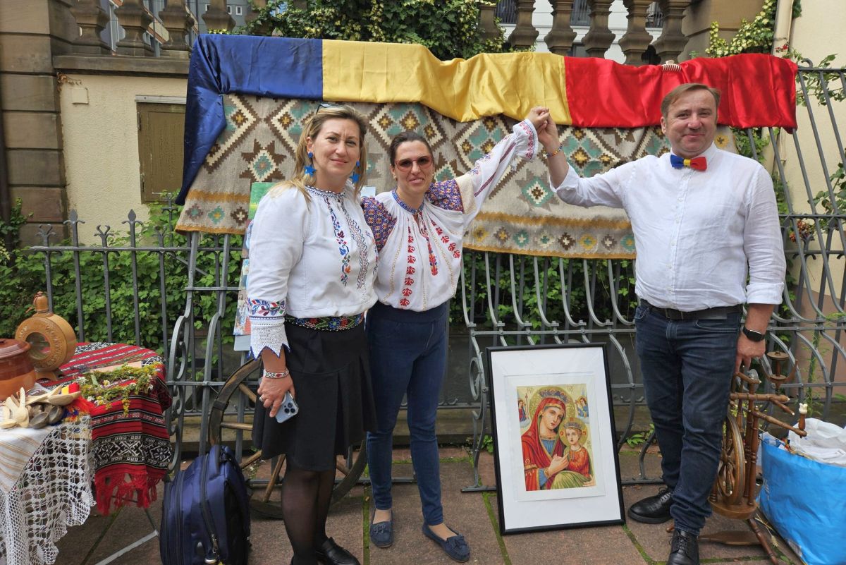 Româncele din Frankfurt de ziua internațională a iei: „Suntem respectați, dar sunt și români care fură sau cerșesc”