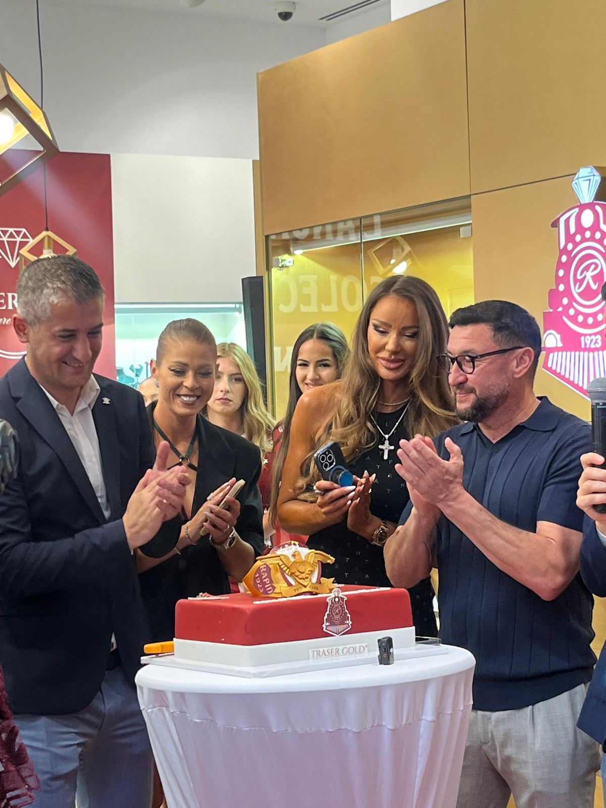 Rapid a lansat o serie de produse din aur cu o zi înainte de aniversarea clubului » Ce concurs au pregătit giuleștenii pentru fani