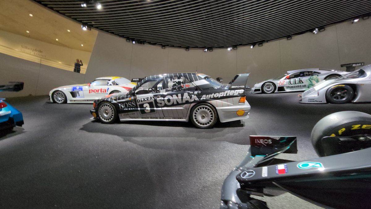 UIMITOR! Inovație, istorie, clasă și cai putere » Gazeta Sporturilor a vizitat colecția incredibilă de la Muzeul Mercedes-Benz