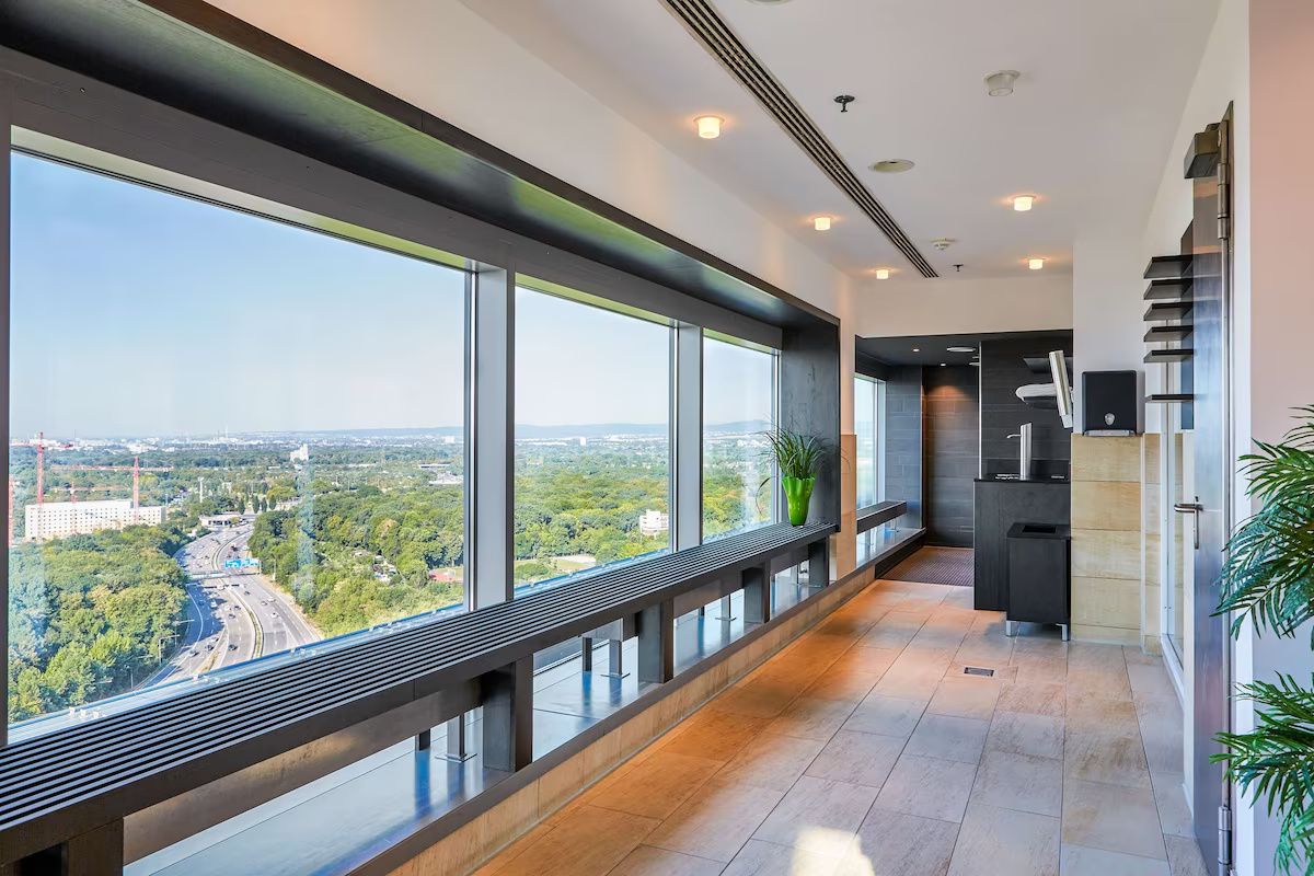 Amețitor! Un zgârie-nori găzduiește “tricolorii” înaintea decisivului cu Slovacia: a costat 110 milioane €