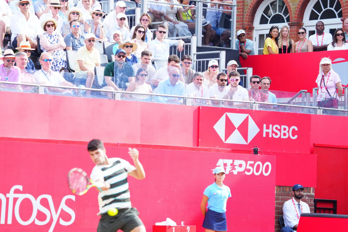 Emma Răducanu, urmărindu-l pe Carlos Alcaraz la ATP Queen's