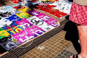 „Poate e o glumă” » Tricoul scos de la vânzare de adidas în Germania se vinde nestingherit, la 25 de euro, pe străzile din Spania! Ce semnificație macabră are