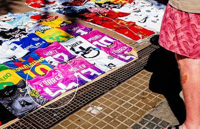 „Poate e o glumă” » Tricoul scos de la vânzare de adidas în Germania se vinde nestingherit, la 25 de euro, pe străzile din Spania! Ce semnificație macabră are