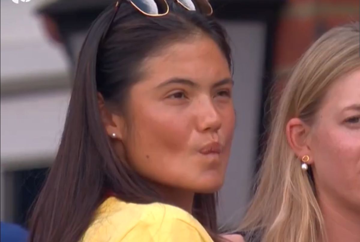 The Sun titrează, după apariția imaginilor virale: „Flirt la nivel înalt: Carlos Alcaraz o curtează pe Emma Răducanu”