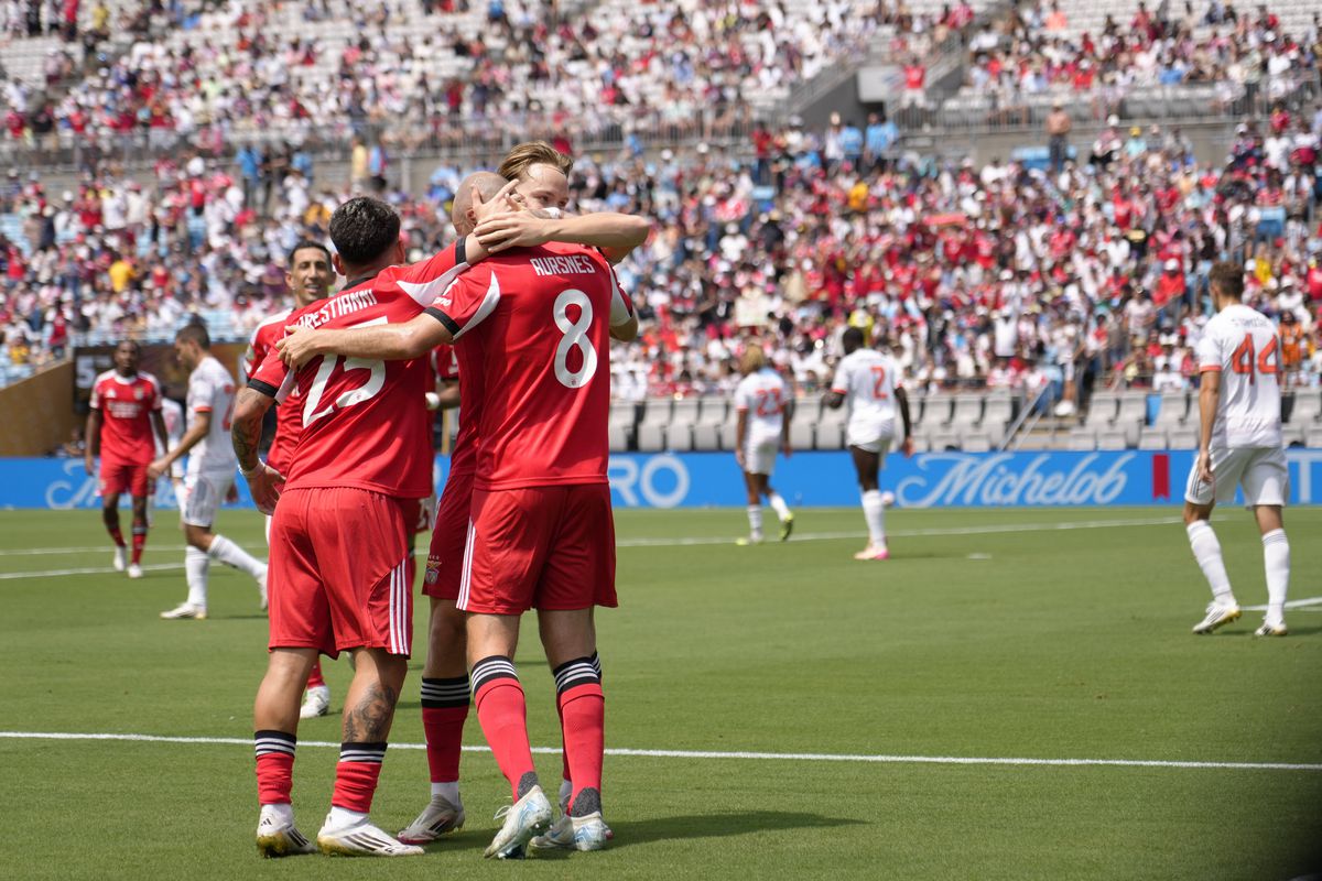 Benfica - Bayern Munchen și Auckland - Boca Juniors
