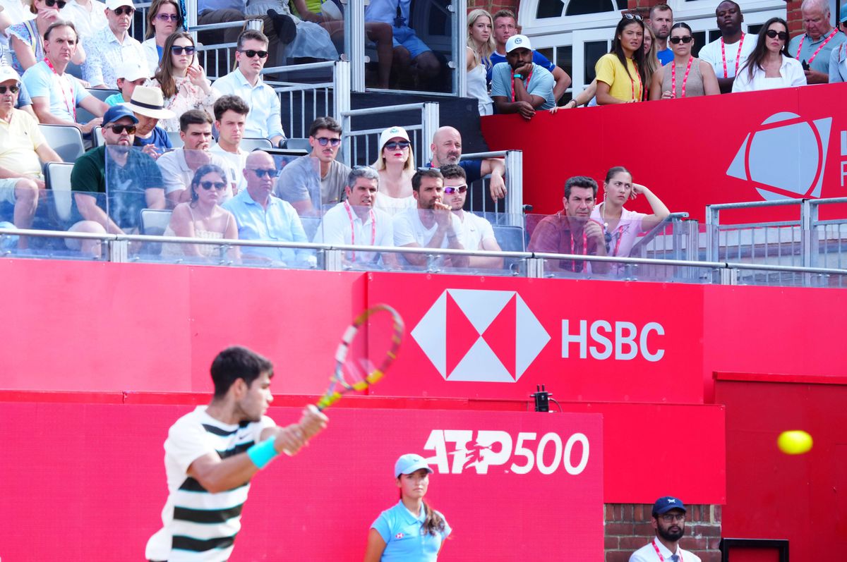 The Sun titrează, după apariția imaginilor virale: „Flirt la nivel înalt: Carlos Alcaraz o curtează pe Emma Răducanu”