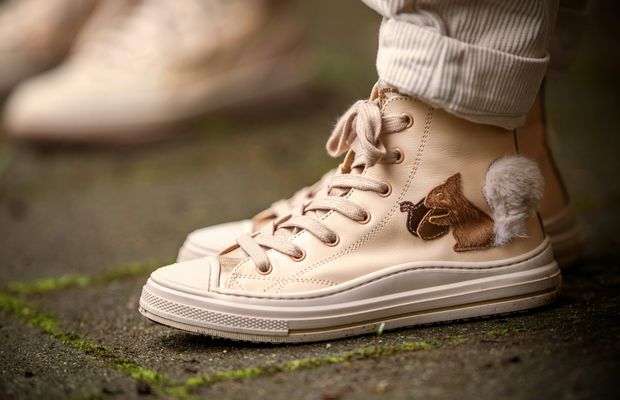 De la "mini-me" la presiunea grupului: cum alegi corect îmbrăcămintea pentru copilul tău