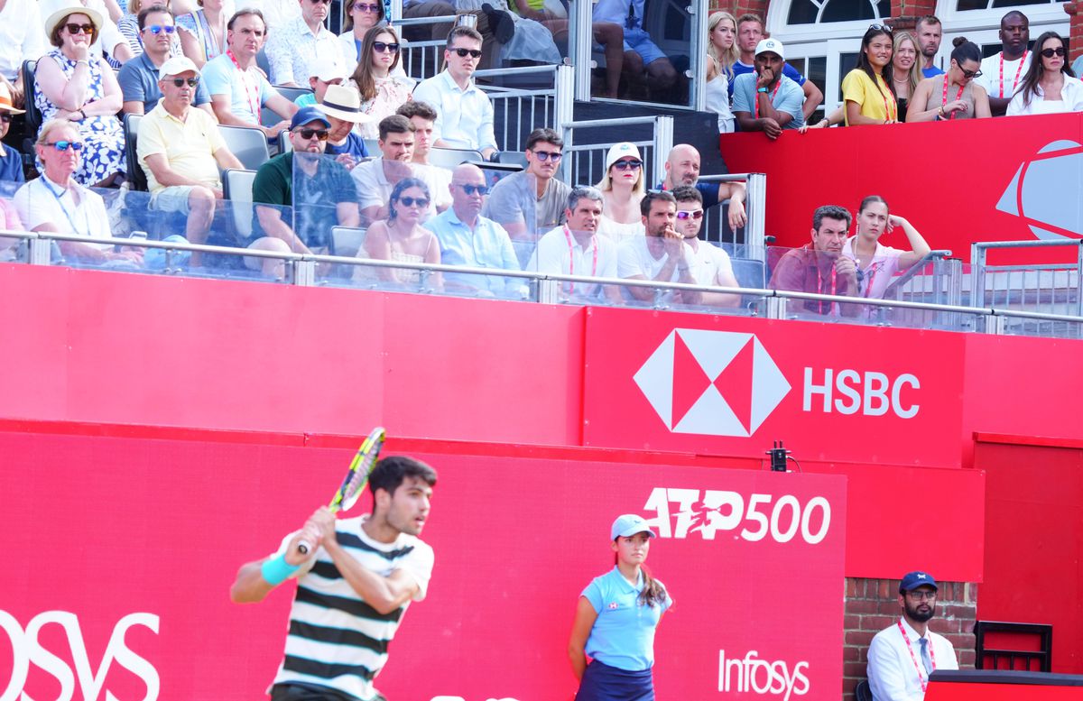 Emma Răducanu, urmărindu-l pe Carlos Alcaraz la ATP Queen's