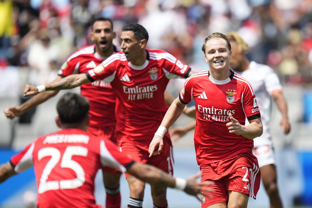 Benfica - Bayern Munchen și Auckland - Boca Juniors