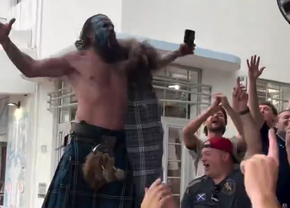 Imagini nebune înainte de Scoția - Brazilia: „Braveheart” s-a urcat pe masă