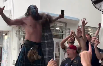 Imagini nebune înainte de Scoția - Brazilia: „Braveheart” s-a urcat pe masă