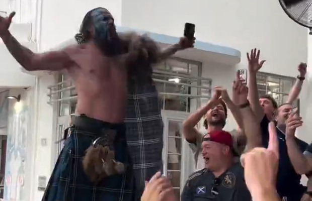 Imagini nebune înainte de Scoția - Brazilia: „Braveheart” s-a urcat pe masă