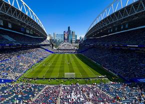 Zgârie-norii din Seattle se uită la meci, noi ne uităm în trecut