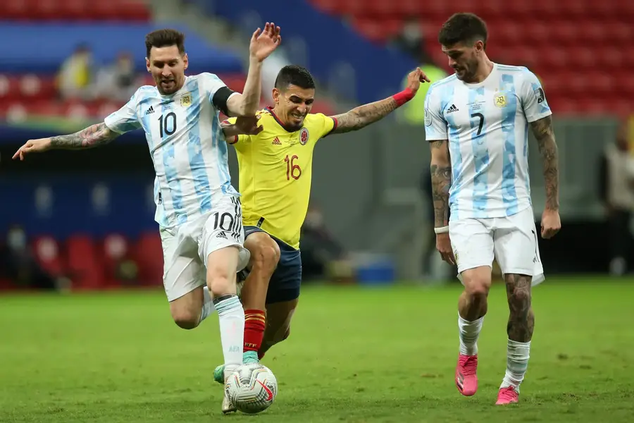 Daniel Munoz, în duel cu Leo Messi și naționala Argentinei Eroul zilei pentru Columbia: „El hincha en la cancha” » Fotbal pe maidan, ultras și fundașul îndrăgostit de goluri