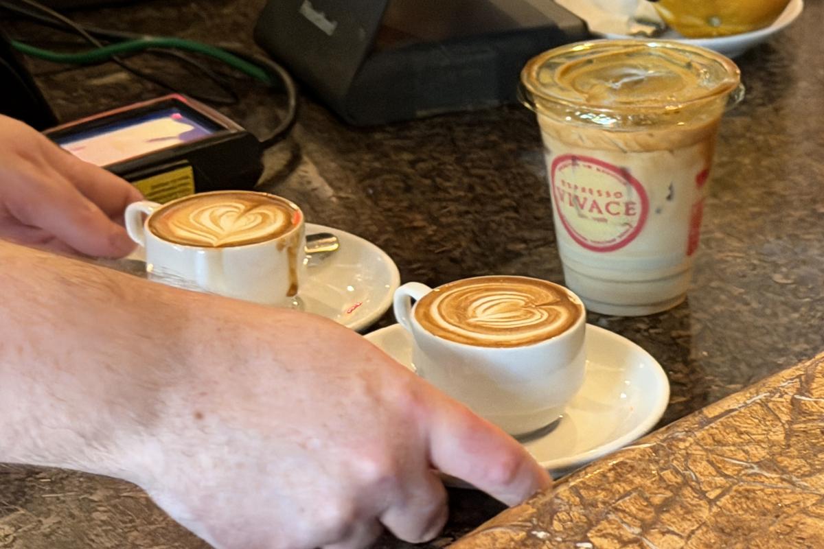 Bun venit în capitala cafelei din Statele Unite! » Orașul cu peste 1.600 de cafenele. Cum arată primul Starbucks din lume